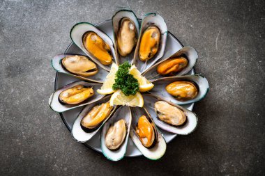 deniz ürünleri midye maydanoz ve limon ile