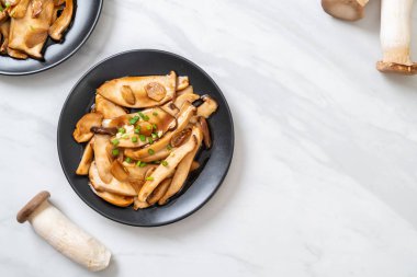 İstiridye soslu kızarmış kral istiridye mantarı. Sağlıklı, vejetaryen ya da vejetaryen yemek tarzı.