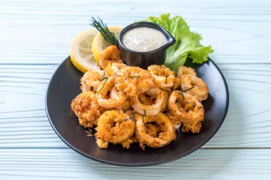 Kızarmış squids ve ahtapot (kalamar) soslu - sağlıksız gıdalar