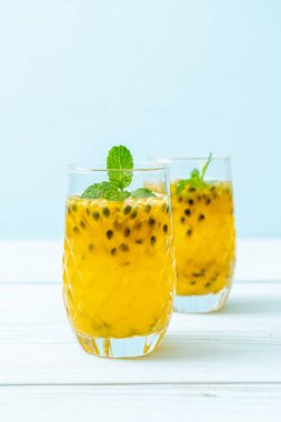 taze ve buzlu meyve suyu - sağlıklı içecek