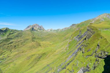 Güzel Alps dağ Grindelwald, İsviçre mavi gökyüzü ile