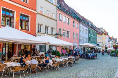 Fussen, Almanya - 28 Ağustos 2018: Street Cafe Fussen eski şehir şehir merkezinde. Fussen Bavaria, Almanya için küçük bir kasabadır.