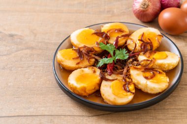 Tamarind soslu haşlanmış yumurta veya tatlı ve ekşi yumurta.