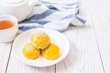 Çin böreği veya moon pasta mung fasulye ezmesi ile dolu ve yumurta sarısı - Asya tuzlu tatlı