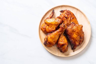 Masada ızgara ve ızgara tavuk.