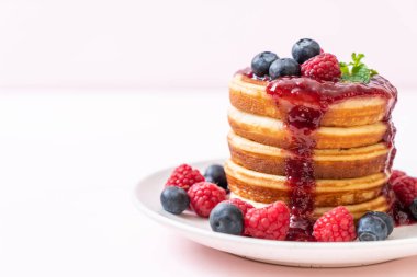 Taze ahududu ve yabanmersinli gözleme.