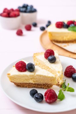 Ev yapımı cheesecake taze ahududu ve yaban mersini ile