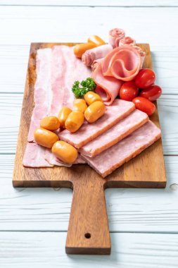 pastırma, sosis, jambon füme ve barbekü pastırma ahşap tahta üzerinde