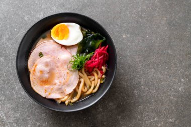 Baharatlı miso udon ramen noodle ile domuz eti - Japon gıda tarzı