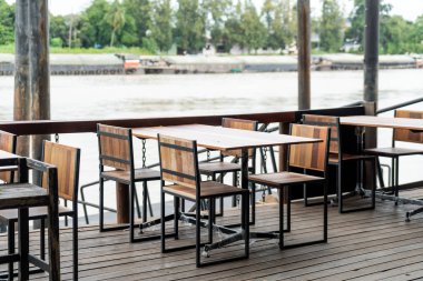 boş ahşap yemek masası ve sandalye restoran ve kafe