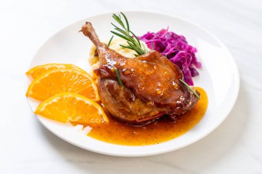 Portakal soslu biftek kızarmış ördek bacak