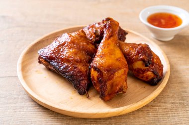 Masada ızgara ve ızgara tavuk.