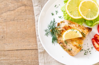 Izgara balık bifteği.