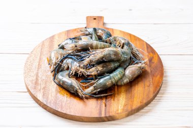 kesme tahtası üzerinde taze mavi karides