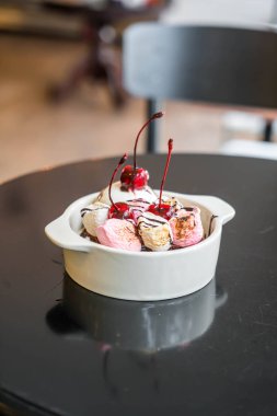 pişmiş hatmi ve dondurma kase ile çikolatalı kek