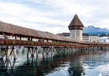 Tarihi kent merkezi, Lucerne (Luzern) İsviçre'deki ünlü Şapel Köprüsü ile.