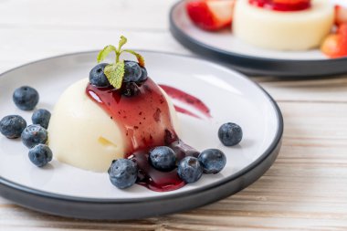 yoğurt puding taze yaban mersini - sağlıklı yemek ve tatlı ile