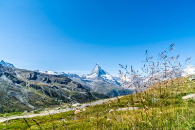 İsviçre, Zermatt 'taki Matterhorn zirvesi manzaralı güzel bir dağ manzarası..