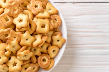 Kahveli bisküvi krakeri.