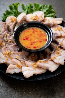 Soslu ve sebzeli haşlanmış balık sosu.