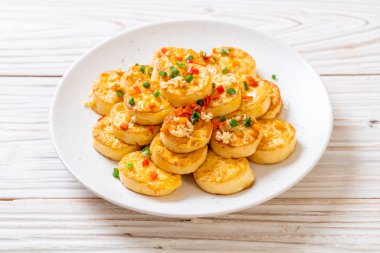 Sahanda yumurta yumuşak tofu sarımsak - sağlıklı, vegan ve sebze gıda tarzı