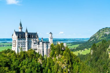 Neuschwanstein Şatosu Almanya'da Bavyera Alpleri, mavi gökyüzü ile güzel mimari
