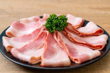 Çiğ domuz pastırma tabağa dilimlenmiş
