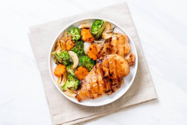 çukurunu tavuk göğsü biftek sebze (brokoli, havuç, soğan ile)