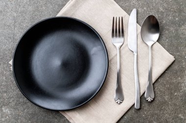 boş tabak kaşık çatal ve bıçak masada
