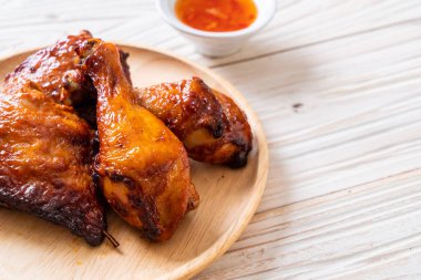 Masada ızgara ve ızgara tavuk.