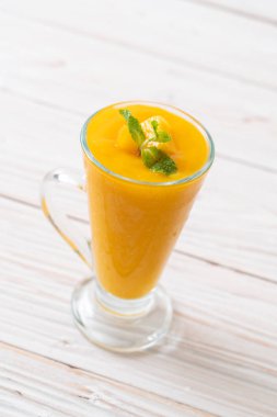 taze mango smoothies - sağlıklı yiyecek ve içecek konsepti