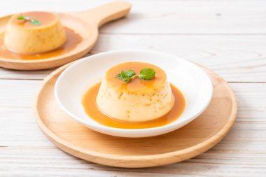 Naneli ev yapımı karamel kremalı puding.