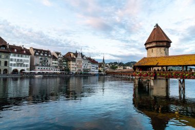 Luzern, İsviçre - 28 Ağustos 2018: Görünüm Luzern city, nehir Reuss eski bina, Luzern, İsviçre, Europe ile.