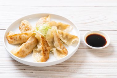 Japon gyoza 'sı ya da soya soslu hamur tatlısı.