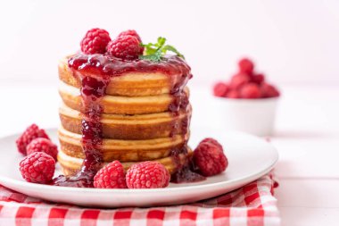 Taze ahududu ve frambuaz sos ile gözleme