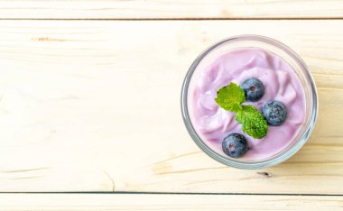 Taze yaban mersinli ev yapımı yoğurt