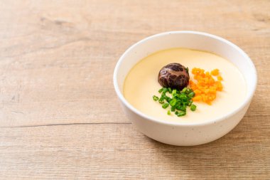 sebze, mantar ve havuç ile ev yapımı haşlanmış yumurta