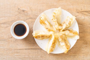 Japon gyoza 'sı ya da soya soslu hamur tatlısı.