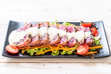 Sebze salatası ve soslu taze ton balığı. Sağlıklı yiyecek.