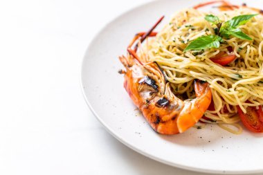ızgara karides ve domates - İtalyan Füzyon gıda tarzı ile tavada kızartılmış spagetti
