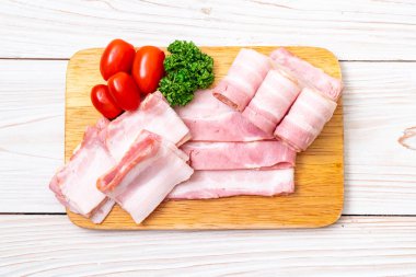 Ahşap tahta üzerinde çiğ domuz pastırma dilimlenmiş