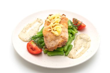 Beyaz arka plan üzerinde izole vagetable ile biftek ızgara balığı balık