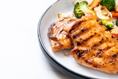 çukurunu tavuk göğsü biftek sebze (brokoli, havuç, soğan ile)