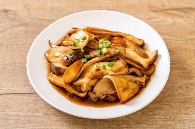 İstiridye soslu kızarmış kral istiridye mantarı. Sağlıklı, vejetaryen ya da vejetaryen yemek tarzı.