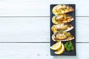 Peynirli taze midye.