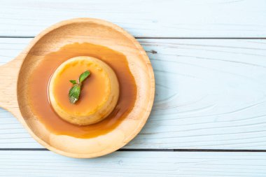 Naneli ev yapımı karamel kremalı puding.