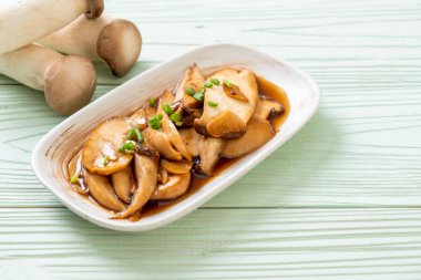 İstiridye soslu kızarmış kral istiridye mantarı. Sağlıklı, vejetaryen ya da vejetaryen yemek tarzı.