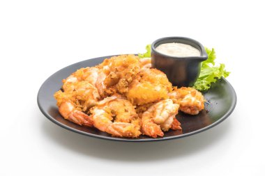 Beyaz arka plan üzerinde izole soslu kızarmış karides