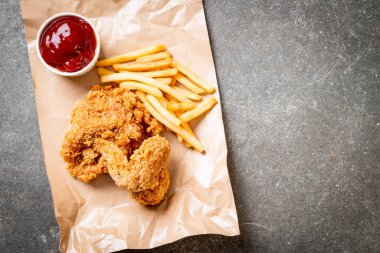 Kızarmış tavuk, patates kızartması ve nugget yemeği. Abur cubur ve sağlıksız yemek.
