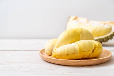 Ahşap zemin üzerinde taze Durian meyvesi